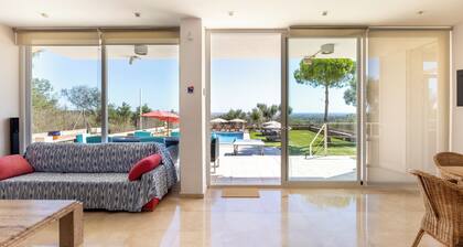 Moderni huvila uima-altaalla ja näkymät