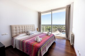 5 bedrooms, desk, iron/ironing board, WiFi