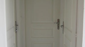 A narrow hallway with two white doors, one on each side, leading to a closed door at the end. - Maisonette 2 persons   (Biscarrosse)