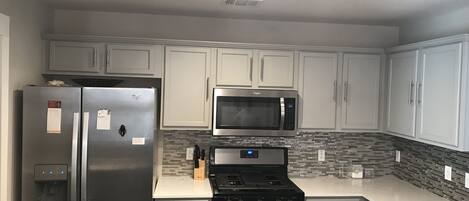 Private kitchen | Fridge, microwave, oven, stovetop