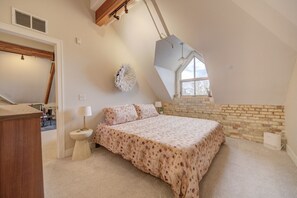 3 habitaciones, escritorio y tabla de planchar con plancha