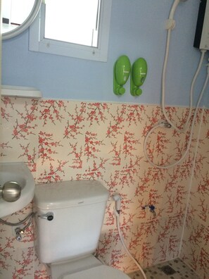 Bathroom - Ban Kunlaya Homestay (Damnoen Saduak)