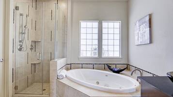 Combined shower/tub, towels