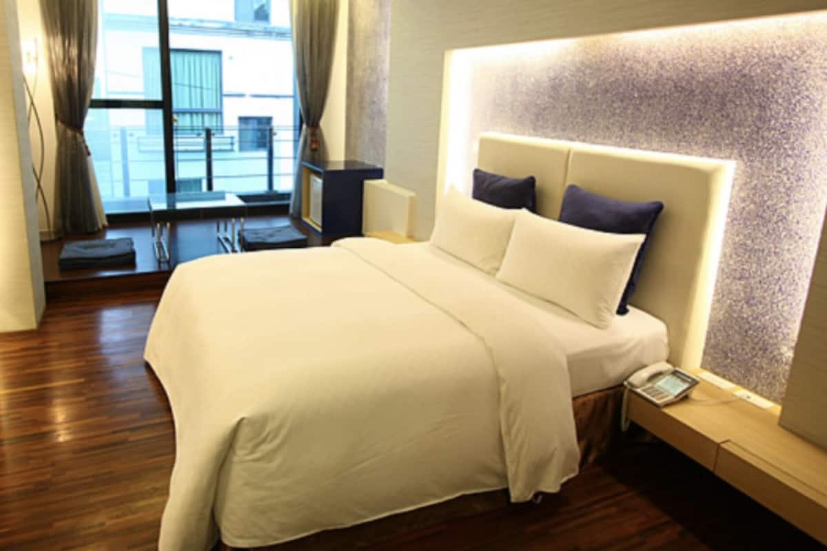 Design Double Room | Peralatan tempat tidur premium, dihias secara berasingan