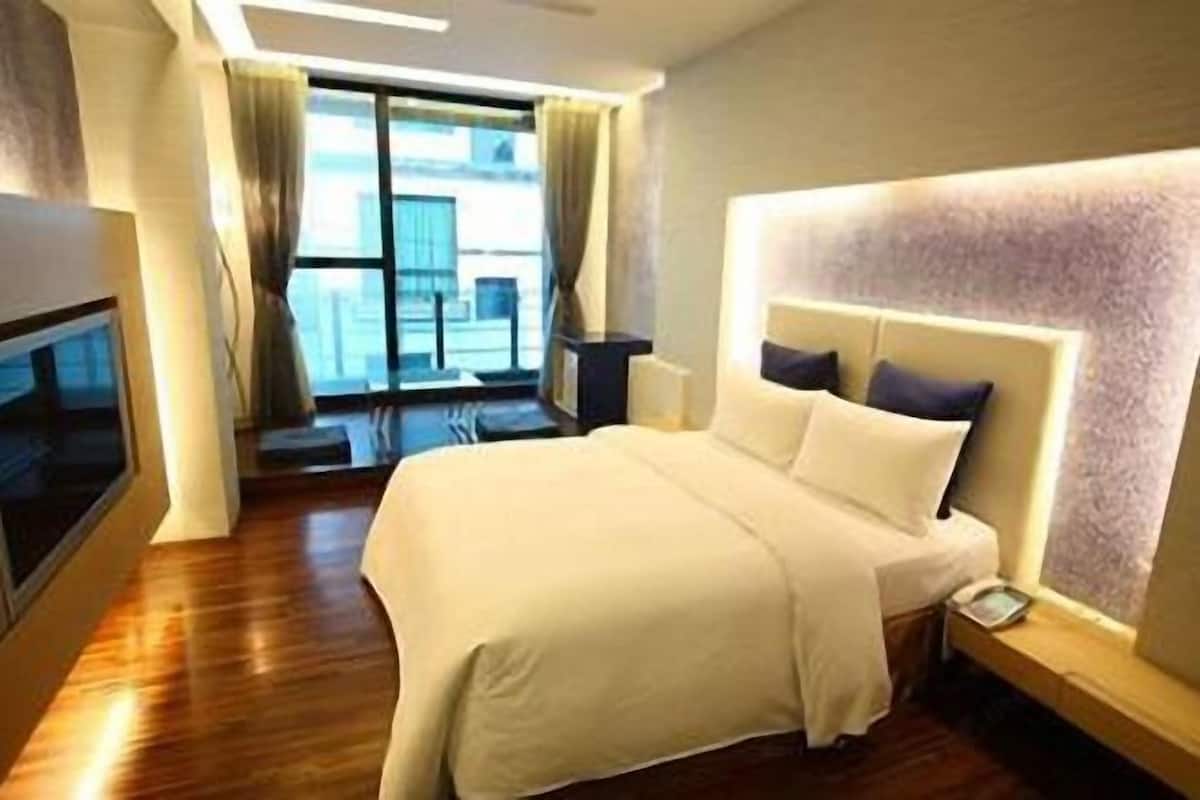 Peralatan tempat tidur premium, dihias secara berasingan