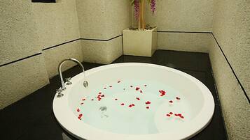 Deluxe Double Room | Deep soaking bathtub