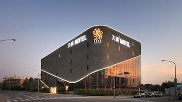 Fassade der Unterkunft – Abend/Nacht