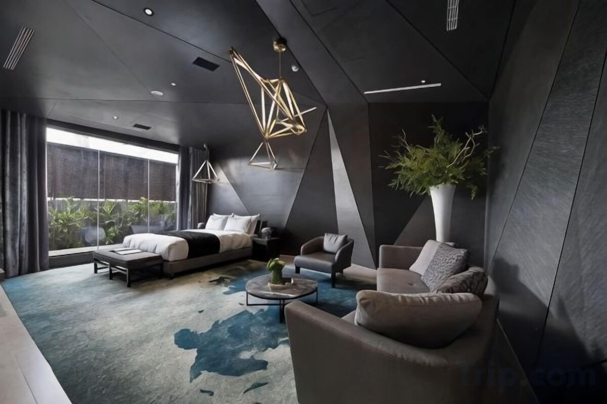 Chăn bông, minibar, bàn, màn/rèm cản sáng 