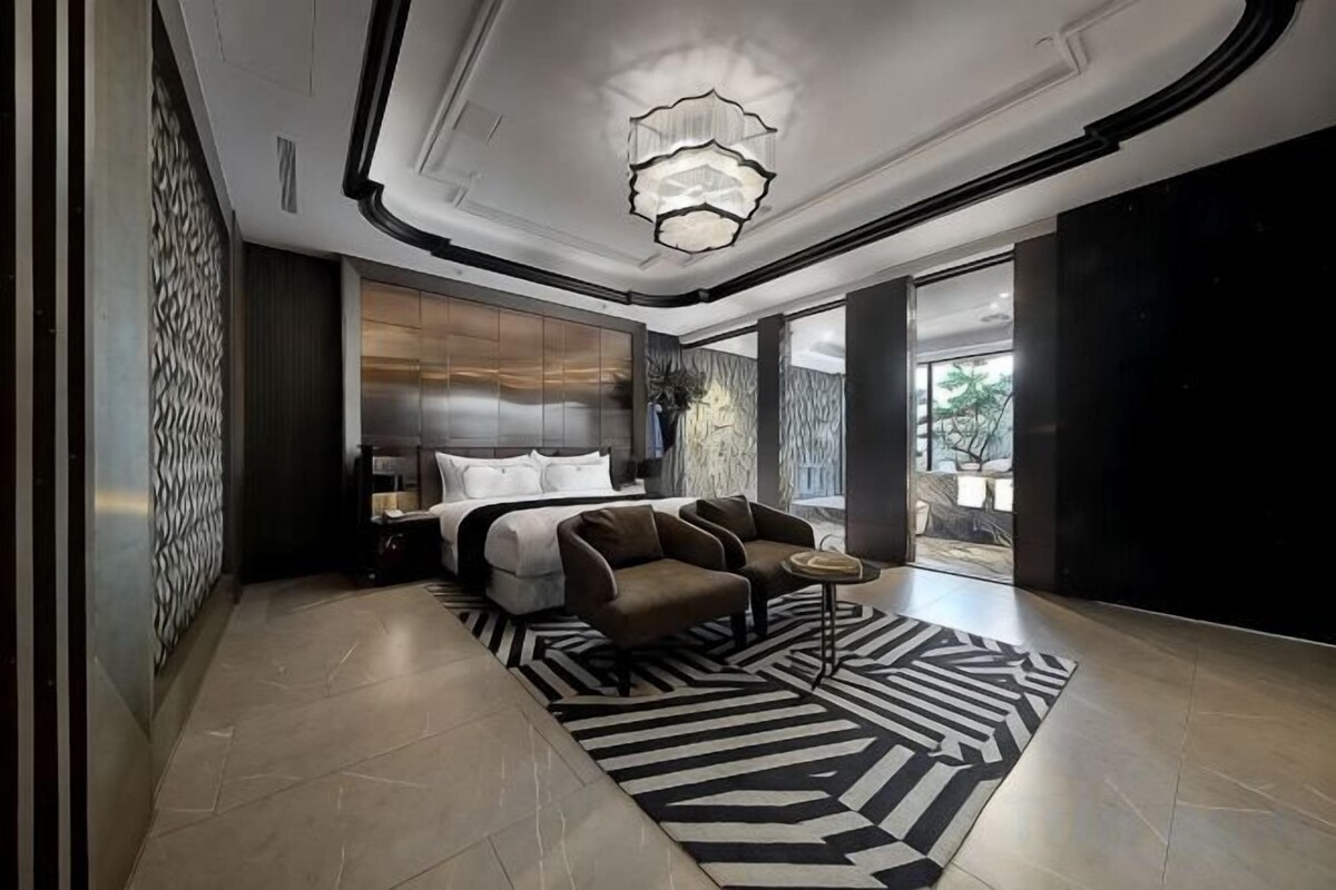 Chăn bông, minibar, bàn, màn/rèm cản sáng 