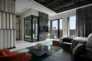 Cubrecamas, minibar, escritorio y cortinas blackout 