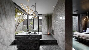 A modern bathroom with a marble sink, a freestanding bathtub, and a large mirror. - Ease Motel Taichung (Taichung)