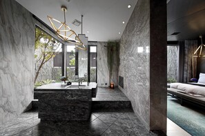 Cubrecamas, minibar, escritorio y cortinas blackout