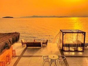 Private beach, sun-loungers, beach umbrellas, beach towels - Arion Resort Hotel (Bodrum)