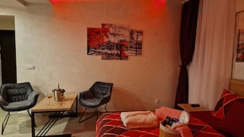 Blackout drapes, free WiFi, bed sheets
