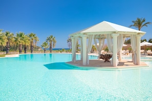 2 piscinas externas, funciona das 9h às 19h, guarda-sóis