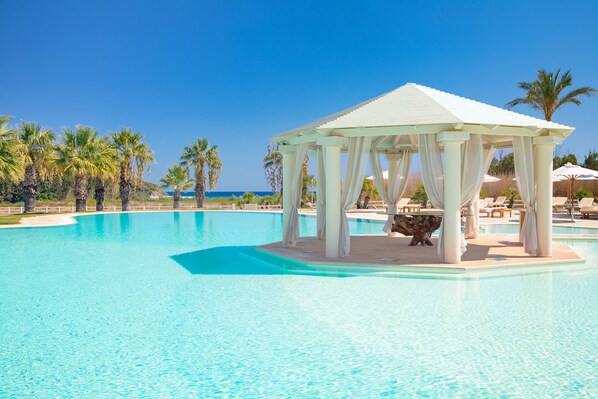 2 piscines extérieures, parasols de plage, chaises longues