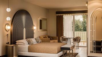 Pool Junior Suite | Premium bedding, minibar, in-room safe, desk