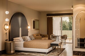 Pool Junior Suite | Sengetøy av topp kvalitet, minibar, safe på rommet og skrivebord