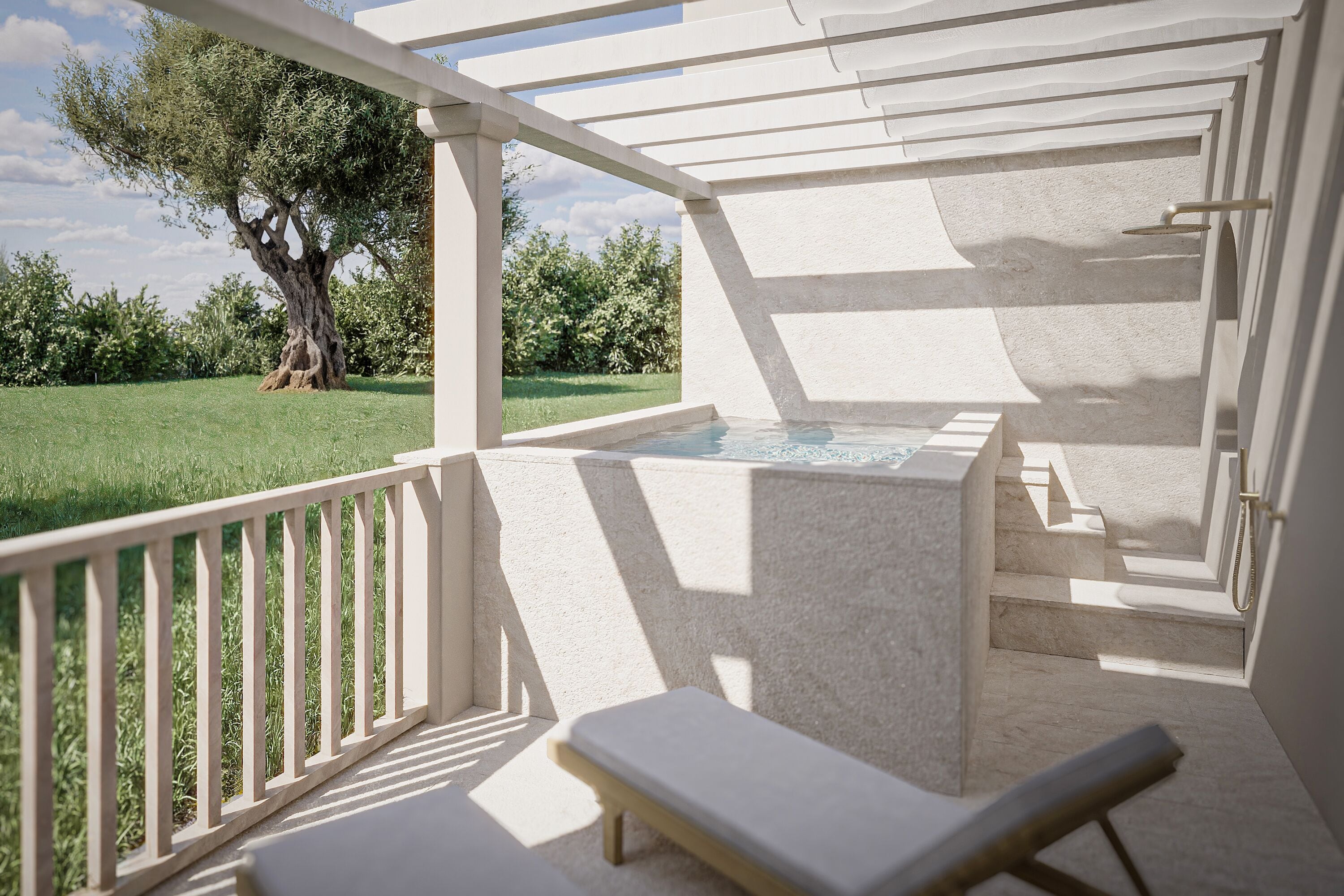 Ein überdachter Außenbereich mit Pool, einer Sitzbank und Blick auf Baum und Rasen.