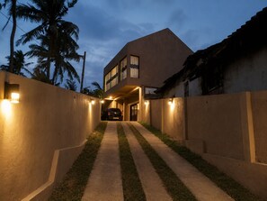 Front of property - Villa Yuvin (Dondra)