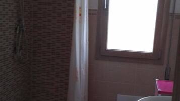 Basic Double Room | Bathroom | Shower, bidet, towels