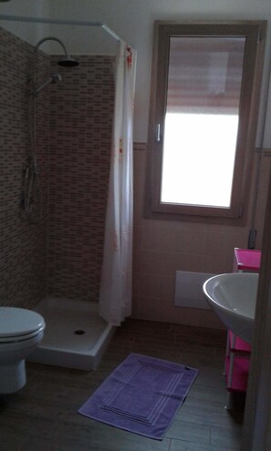 Basic Double Room | Bathroom | Shower, towels - Alma bed & breakfast (Sennariolo)