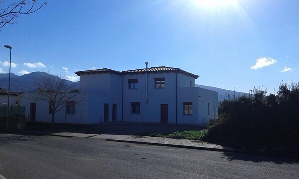 A two-story building with a flat roof and multiple windows. - Alma bed & breakfast (Sennariolo)