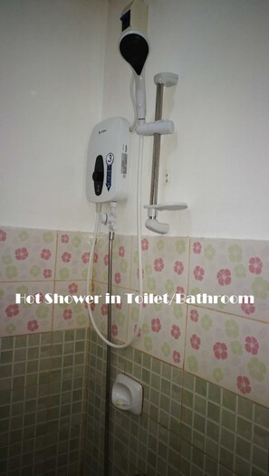 Apartamento Deluxe, 1 habitación, baño privado | Baño | Ducha, artículos de higiene personal gratuitos, bidé y toallas
