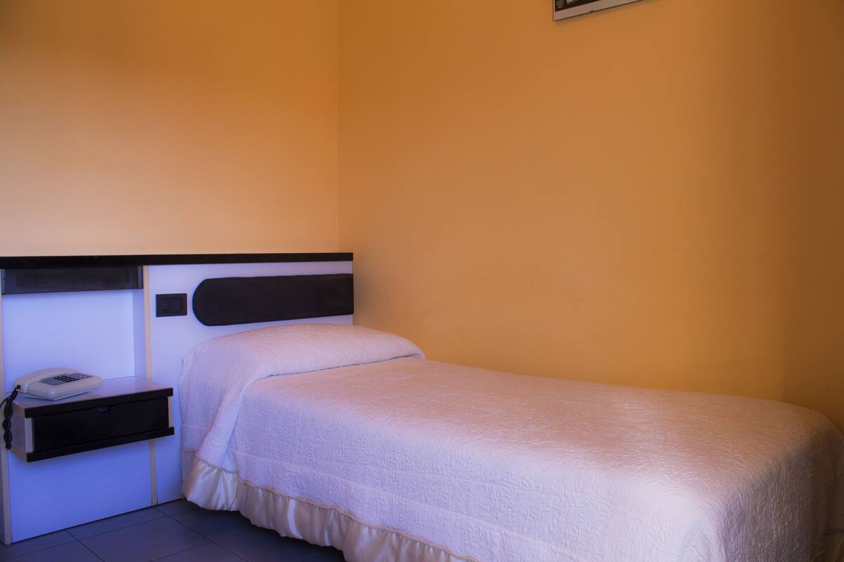 Quarto solteiro básico, 1 quarto, para fumantes, vista para a cidade | Roupas de cama premium, escrivaninha, Wi-Fi de cortesia