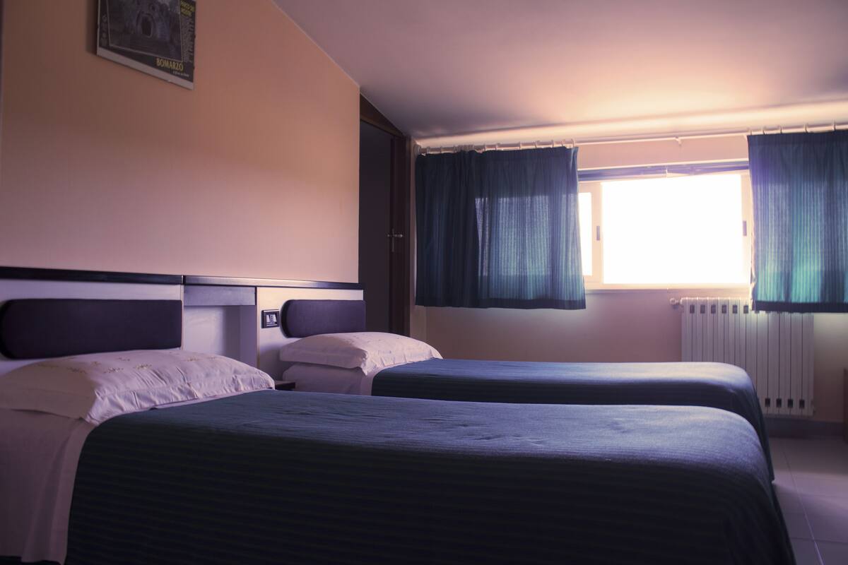 Eenvoudig appartement, 2 slaapkamers, kamers met tussendeur, uitzicht op de stad | Luxe beddengoed, een bureau, gratis wifi