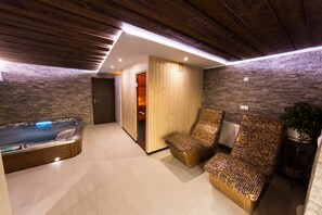 Indoor spa tub