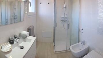 Shower, free toiletries, hair dryer, bidet