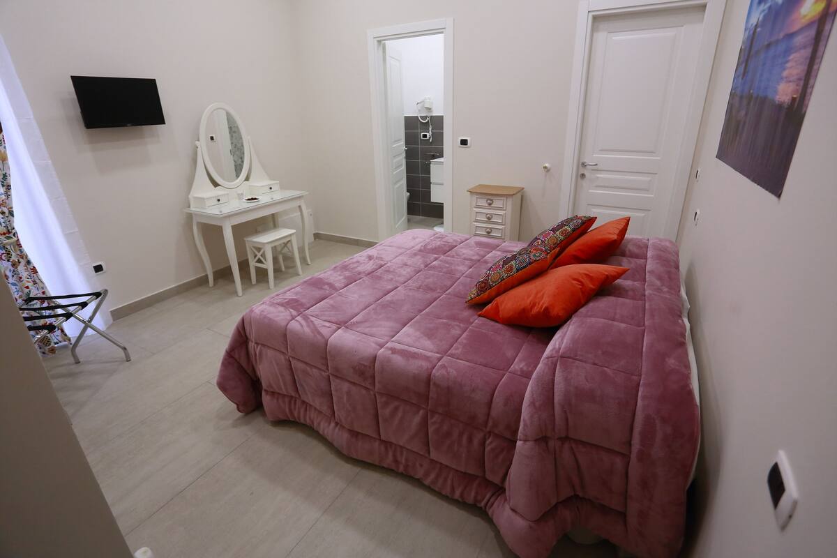 Deluxe Room, 1 Double or 2 Twin Beds | Premium bedding, desk, WiFi (free), bed sheets