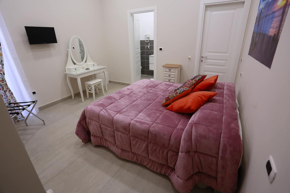 Deluxe Room, 1 Double or 2 Twin Beds | Premium bedding, desk, free WiFi, bed sheets