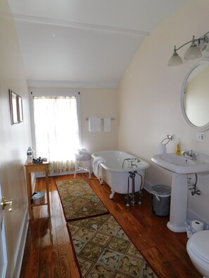 The Clocktower Suite | Bathroom | Towels - The Rosemont Inn (Montrose)