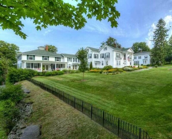 Outdoor wedding area - The Rosemont Inn (Montrose)