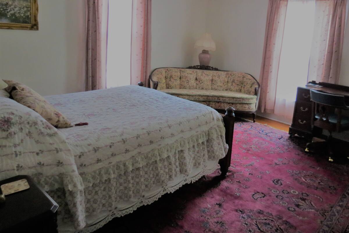 Chambre exécutive, 1 grand lit | 1 chambre, fer et planche à repasser, décor unique, ameublement unique