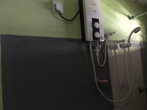 Basic Triple Room, 1 Bedroom, Park View | Bathroom shower - Like lodge (Sigiriya)