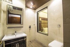 Gold Deluxe | Bathroom | Shower, free toiletries, slippers, towels
