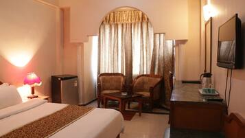 Deluxe eenpersoonskamer, 1 slaapkamer | Een kluis op de kamer, een bureau, gratis wifi, beddengoed