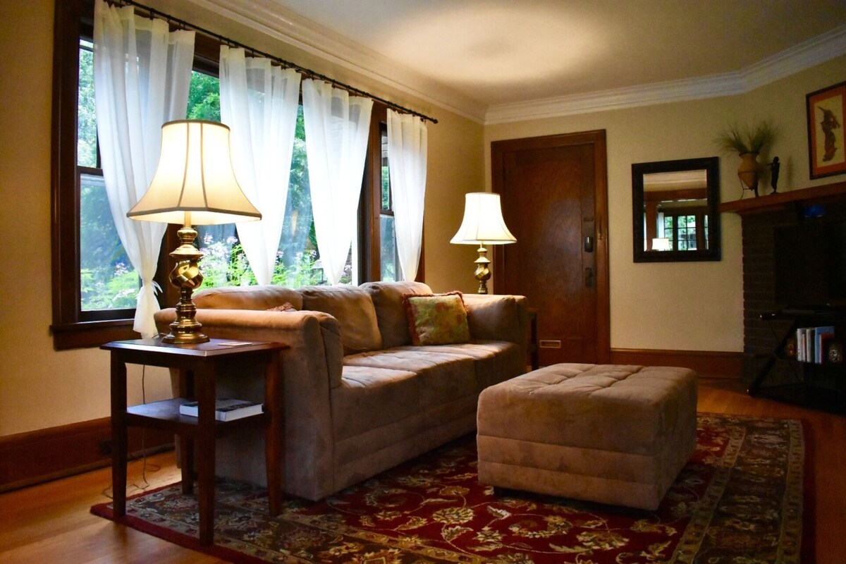 Uptown 3BR steps to Lake Calhoun, near Downtown&Mall of America, Garden Patio!!