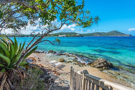 On the beach, sun loungers, beach umbrellas, beach towels. Breathtaking Views of St. John & BVI. Remodelled villa. Generator.