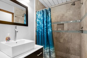 Regadera, secadora de cabello, toallas, jabón