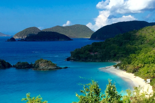 En la playa, sillas reclinables de playa, sombrillas, toallas de playa