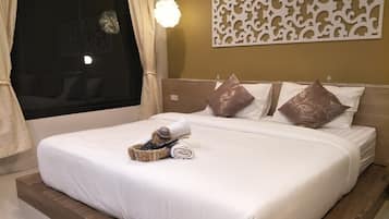 Luxury Room, 1 King Bed, Canal View | Desk, free WiFi