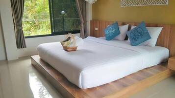 Luxe kamer, 1 kingsize bed, uitzicht op het water | Een bureau, gratis wifi
