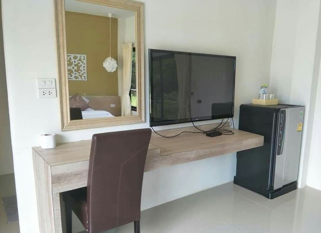 Habitació de luxe, 1 llit de matrimoni gran, vistes al canal | Sala d'estar | Televisor LCD 