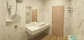 Shower, free toiletries, towels - Suwi CoCo Ville Resort (Ubon Ratchathani)