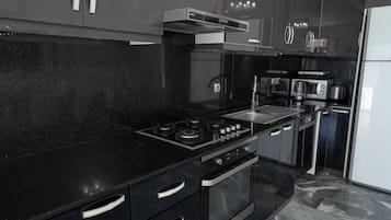 Køleskab, mikrobølgeovn, ovn, kogeplade