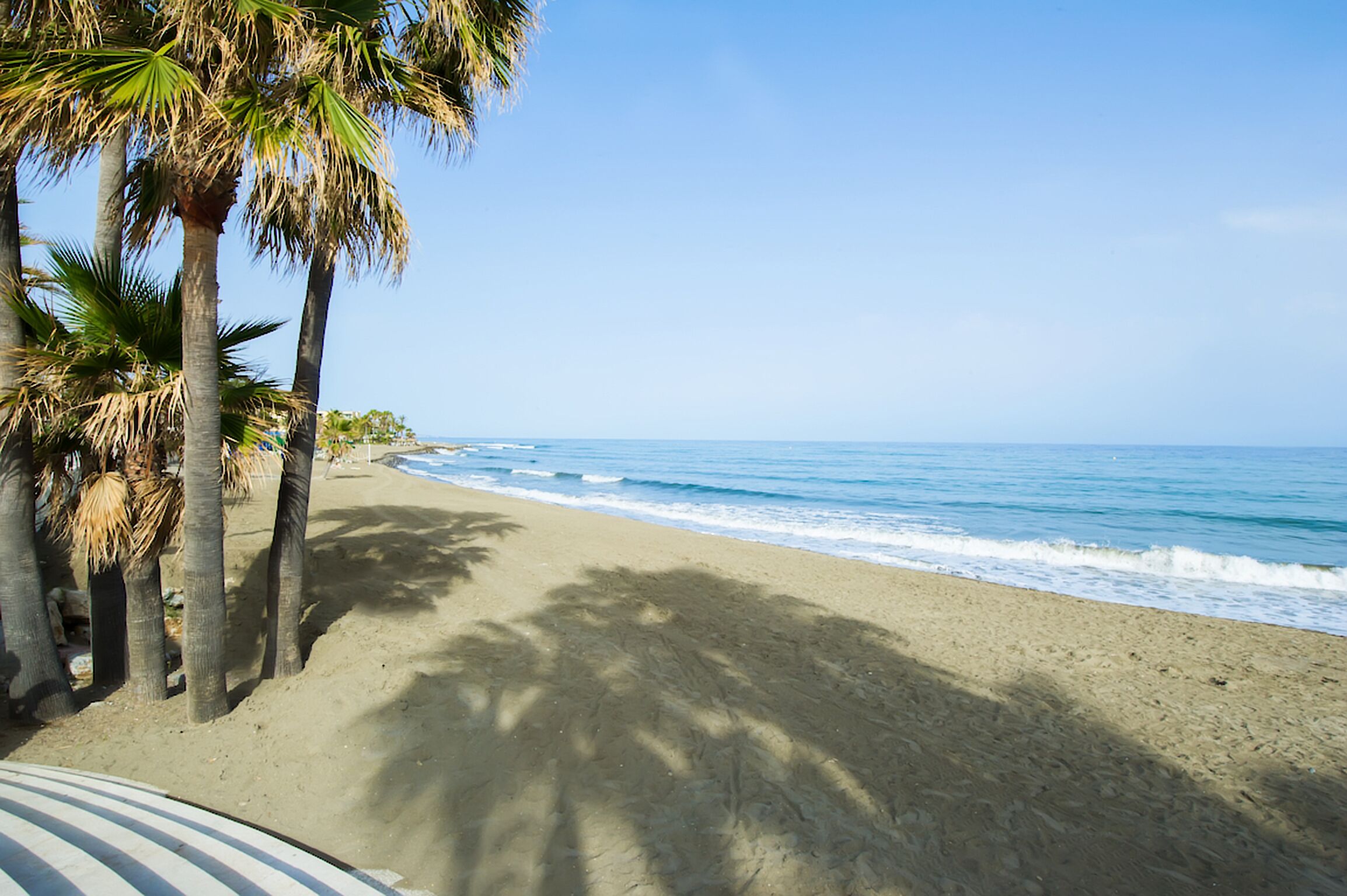 På stranden och strandhanddukar